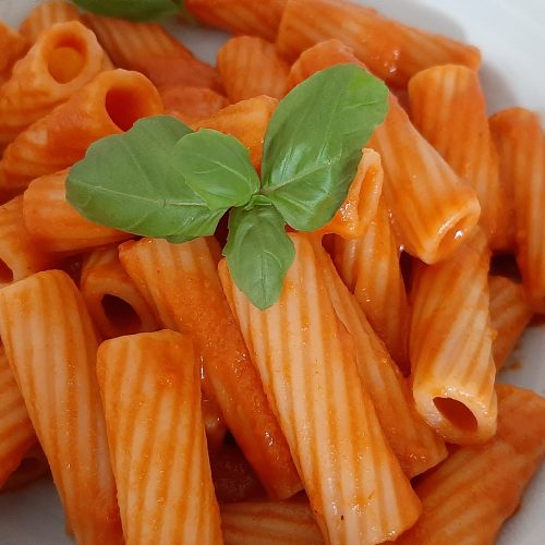 Tortiglioni mit Tomaten-Mozzarella-Sauce