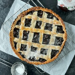 Eine Crostata mit Sauerkirschen