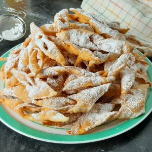 Faworki mit Puderzucker